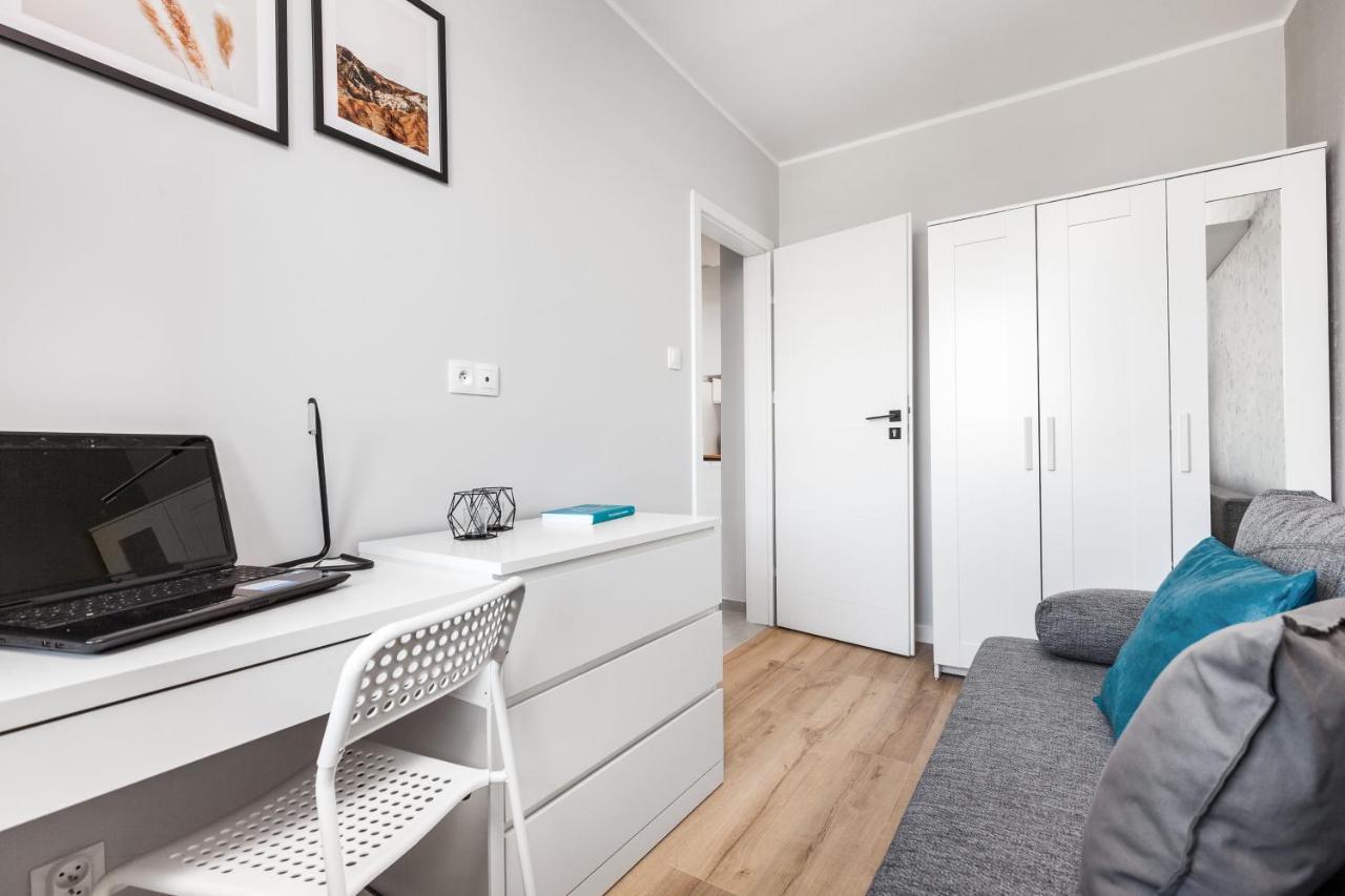 Pokoje Gdansk Zaspa - Pilotow 20B, 800M Skm-Zaspa, Odleglosc Do Morza 3Km Apartment Exterior photo